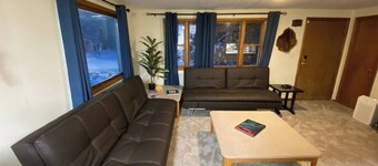 Alaskana - Walk to Downtown, 3 Bedroom Upper Apt