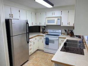 Réfrigérateur, four à micro-ondes, un four, surface de cuisson