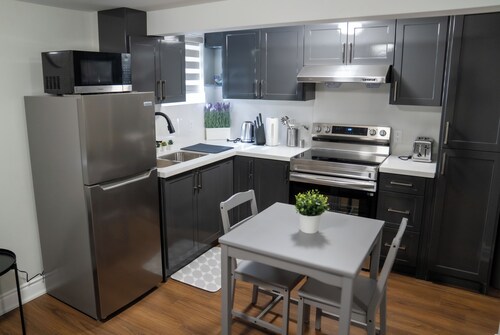 Studio Apartment A | Full Kitchen | Cozy & Modern