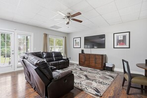 Televisión, chimenea y oficina 