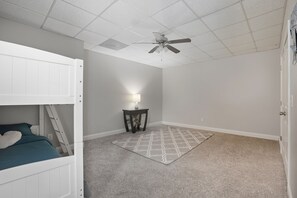 Tabla de planchar con plancha, wifi y ropa de cama 