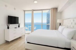 Design Suite, Balcony, Ocean View | In-room safe, desk, laptop workspace, blackout drapes - The Bay Suites - W Miami (Miami)