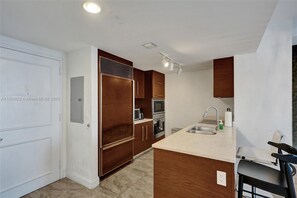 Suite Superior, vista oceano | Cucina privata | Frigorifero con congelatore, microonde, forno, piano cottura
