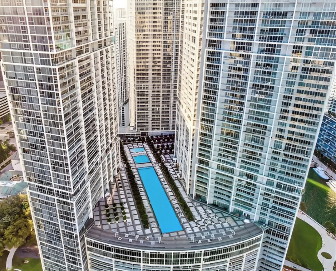 Una piscina al aire libre, camas de piscina gratis, sombrillas
