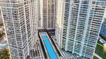 Una piscina al aire libre, camas de piscina gratis, sombrillas