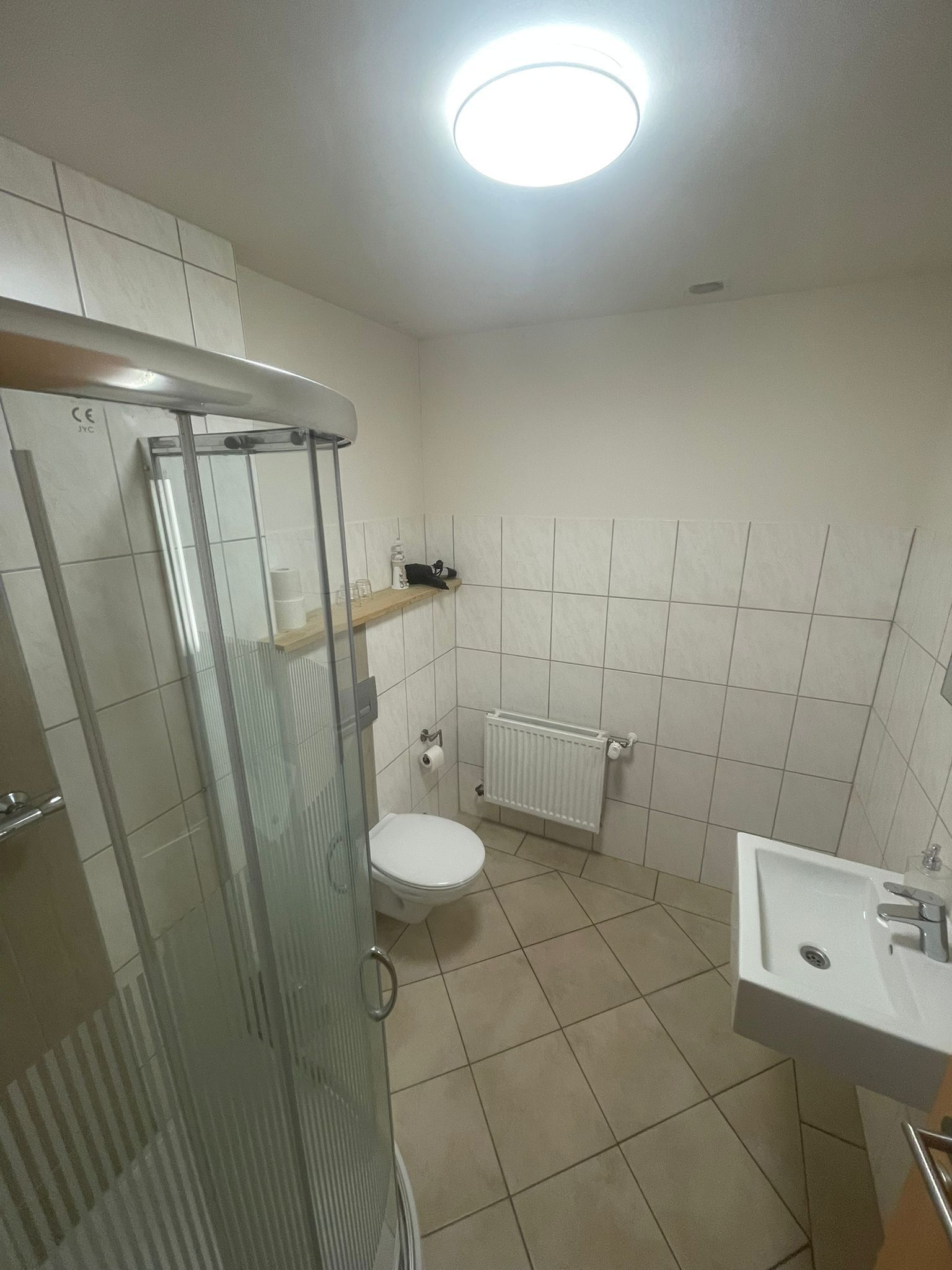 Een douche, een haardroger, handdoeken, toiletpapier