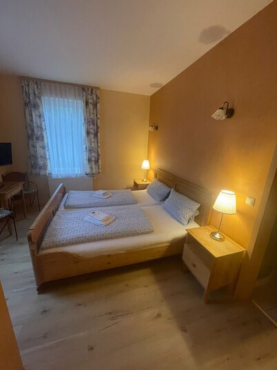 Comfortable double rooms directly on the Schleibrücke bridge