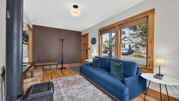 Smart-TV, Kamin, Bücher