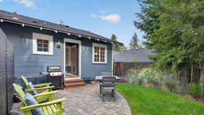 A blue house with a patio, a grill, and a table with chairs. - Oak Millhouse - Beautifully restored home in Downtown Old Bend (Bend)