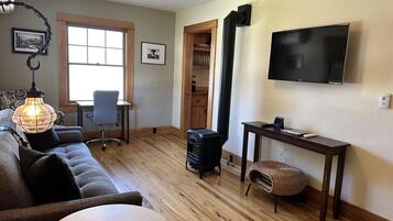 Een smart-tv, een open haard en boeken