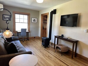 Een smart-tv, een open haard en boeken