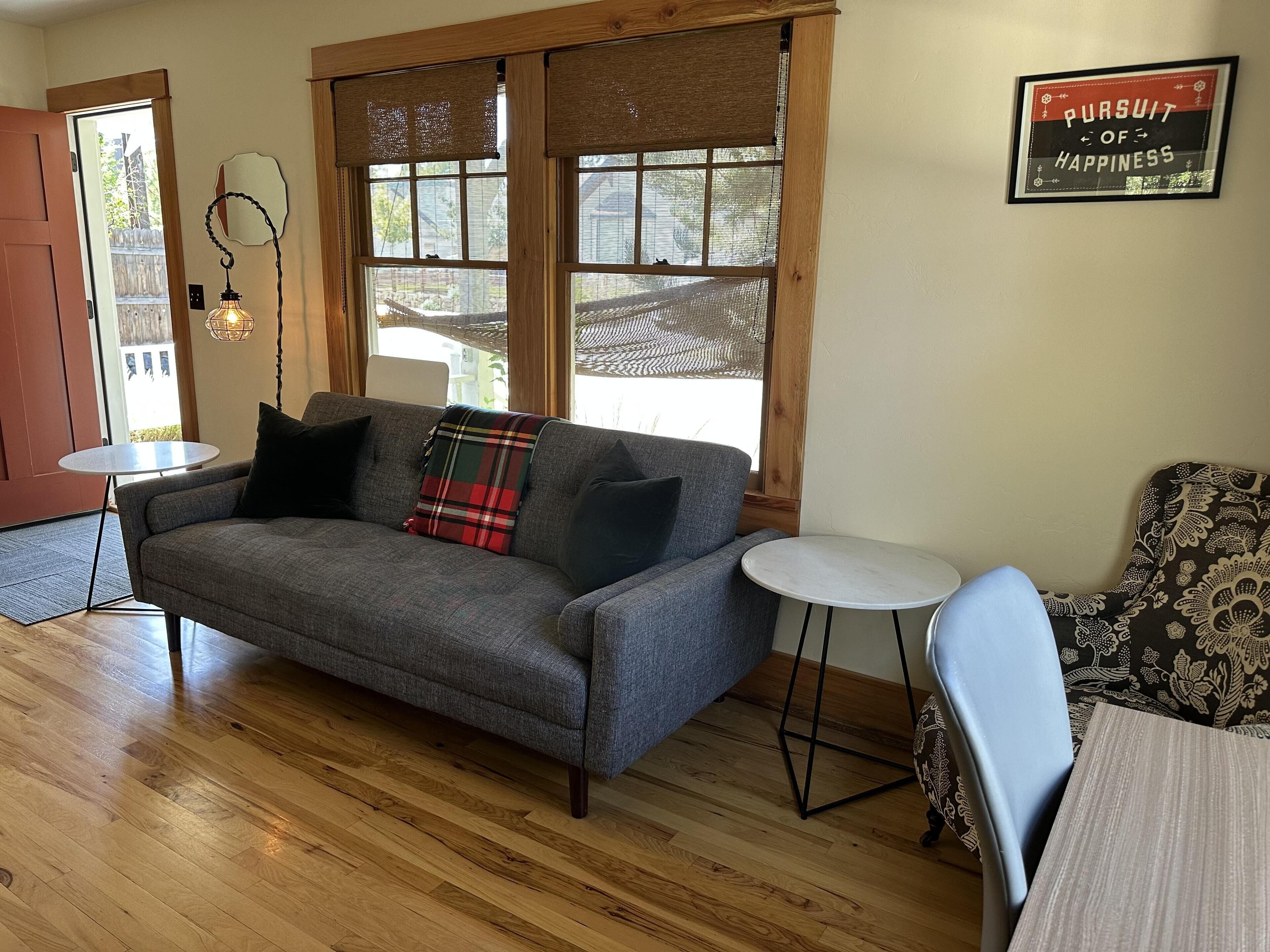 Älytelevisio, takka, kirjoja