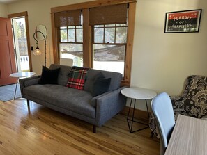 Smart-TV, Kamin, Bücher