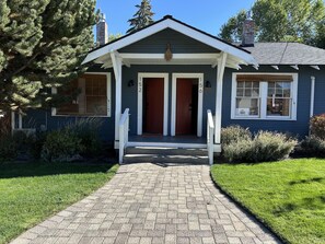 Exterior detail - Fir Millhouse - Lovely historic cottage in downtown Bend (Bend)