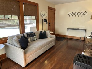 Smart TV, fireplace, books - Fir Millhouse - Lovely historic cottage in downtown Bend (Bend)