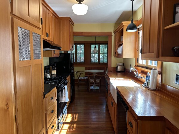 Fridge, microwave, oven, stovetop - Fir Millhouse - Lovely historic cottage in downtown Bend (Bend)
