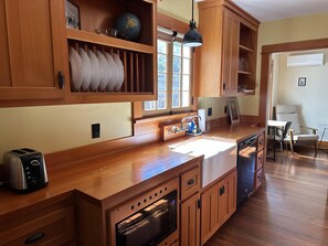 Fridge, microwave, oven, stovetop - Fir Millhouse - Lovely historic cottage in downtown Bend (Bend)
