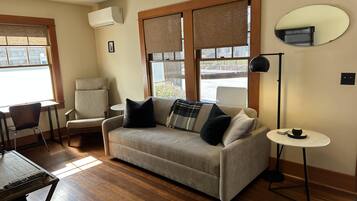 Smart-TV, Kamin, Bücher