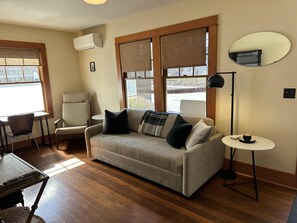 Smart-TV, Kamin, Bücher