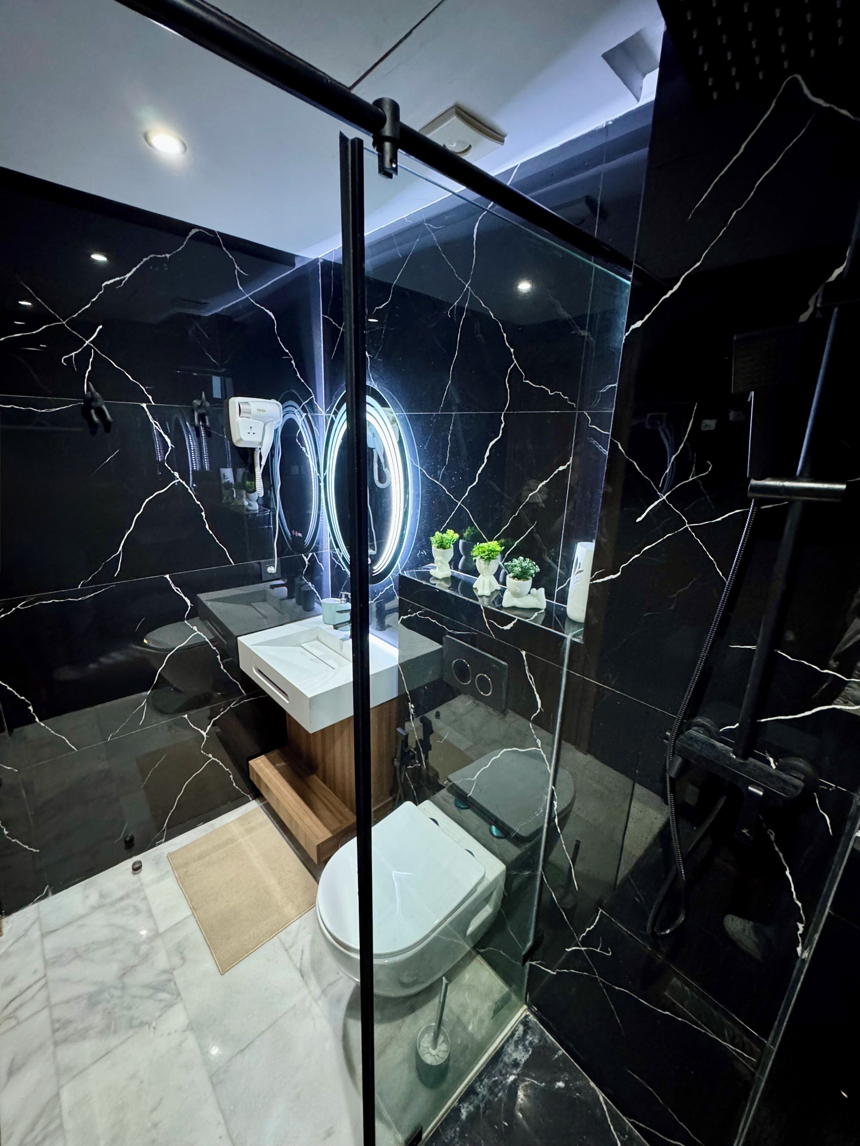 Penthouse Deluxe, 1 phòng ngủ | Phòng tắm | Đồ dùng nhà tắm miễn phí, máy sấy tóc, áo choàng tắm, khăn tắm 