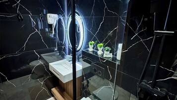 Penthouse Deluxe, 1 phòng ngủ | Phòng tắm | Đồ dùng nhà tắm miễn phí, máy sấy tóc, áo choàng tắm, khăn tắm