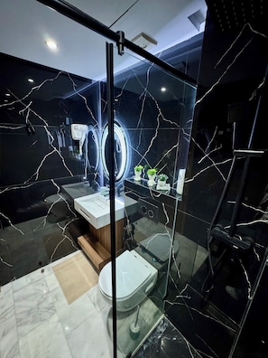 Deluxe Penthouse, 1 Bedroom | Bathroom | Free toiletries, hair dryer, bathrobes, towels