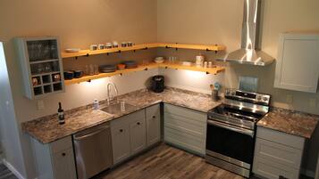 Geladeira, micro-ondas, fogão, cooktop