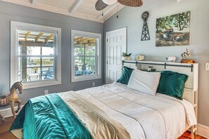 3 bedrooms, desk, internet, bed sheets - Fish, Swim & Grill: Lakefront Carolina Home! (Lake Waccamaw)