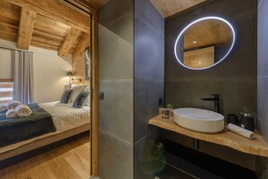 10 bedrooms, iron/ironing board, free WiFi, bed sheets