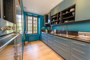 Kühlschrank, Mikrowelle, Ofen, Geschirrspüler