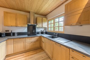 Kjøleskap, mikrobølgeovn, ovn og oppvaskmaskin