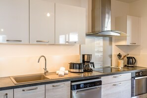 Kühlschrank, Mikrowelle, Ofen, Geschirrspüler