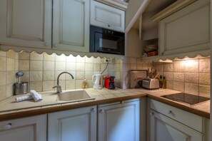 Jääkaappi, mikroaaltouuni, uuni, astianpesukone