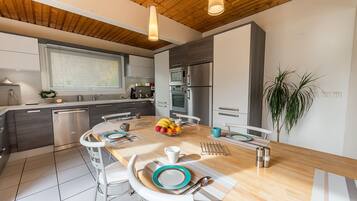 Réfrigérateur, micro-ondes, four, lave-vaisselle