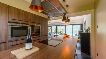 Een koelkast, een microgolfoven, een oven, een vaatwasser