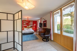 6 bedrooms, iron/ironing board, free WiFi, bed sheets