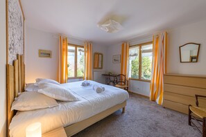 6 bedrooms, iron/ironing board, free WiFi, bed sheets
