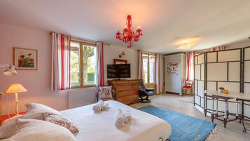 6 bedrooms, iron/ironing board, free WiFi, bed sheets