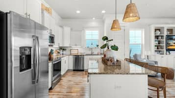 House, Multiple Beds (Just Beachy) | Private kitchen