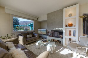TV, fireplace, stereo