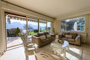 Televisión, chimenea y estéreo 