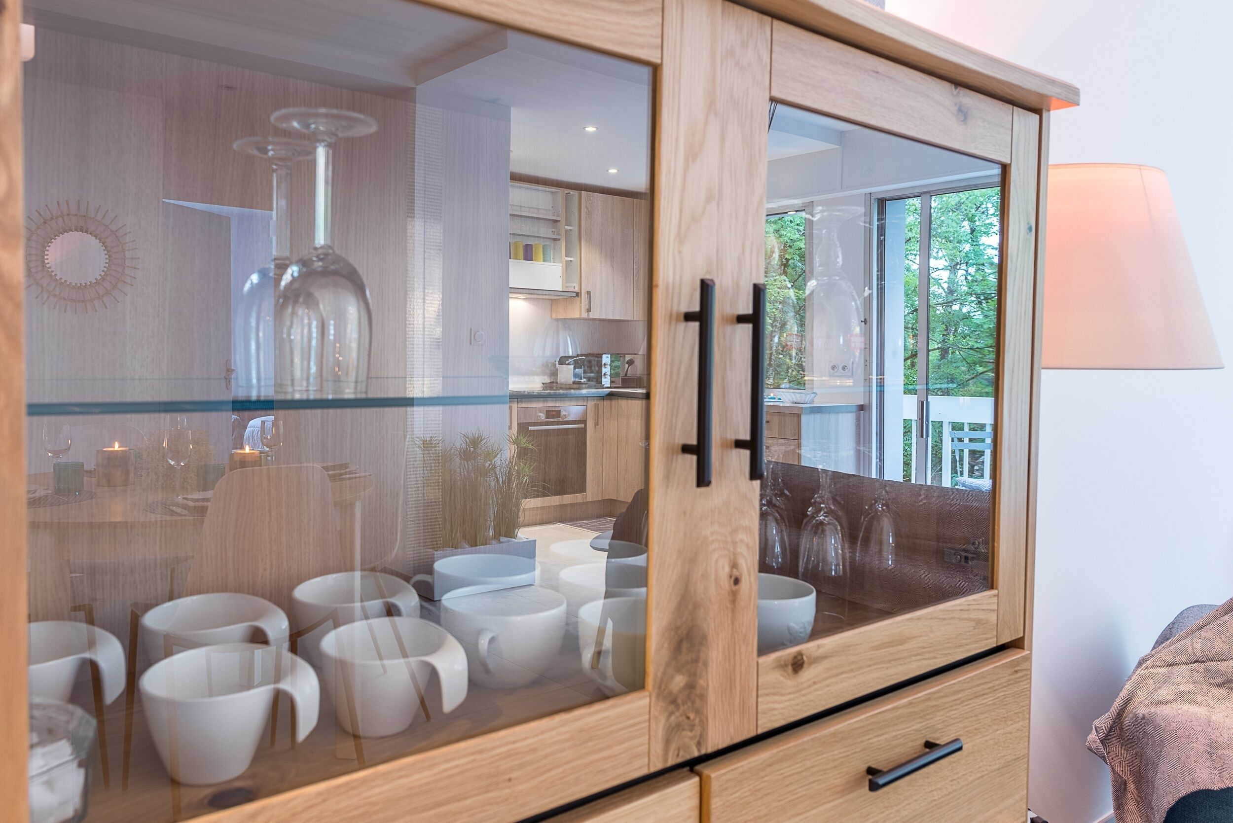 Een koelkast, een microgolfoven, een oven, een vaatwasser