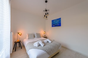 2 bedrooms, iron/ironing board, free WiFi, bed sheets