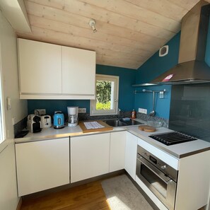 Kjøleskap, mikrobølgeovn, ovn og oppvaskmaskin