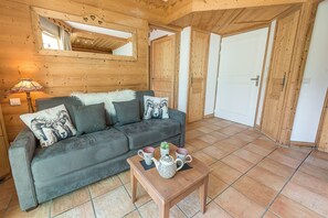 Una televisión, un reproductor estéreo