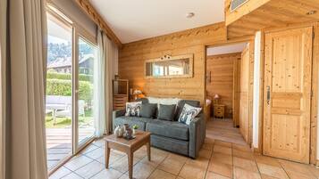 Una televisión, un reproductor estéreo