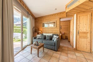 Una televisión, un reproductor estéreo