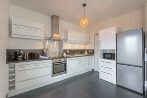 Kühlschrank, Mikrowelle, Ofen, Geschirrspüler