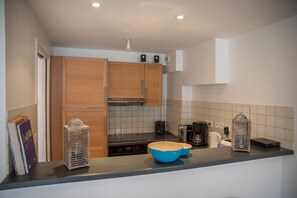 Kühlschrank, Mikrowelle, Ofen, Geschirrspüler