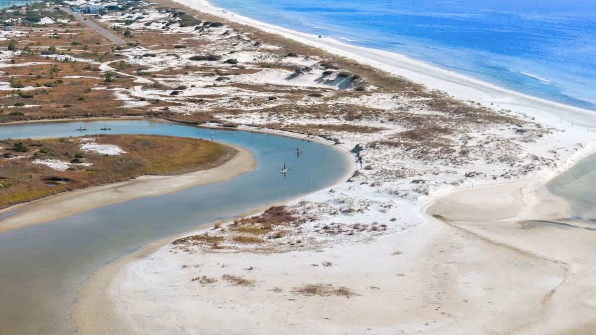 在海灘附近
